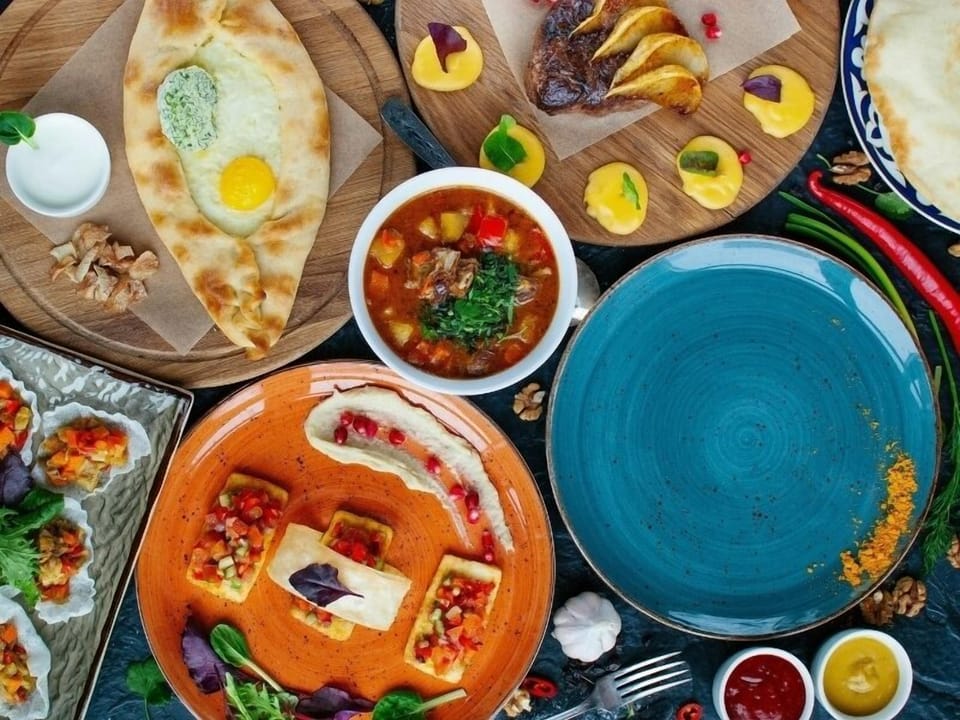 2 restaurants; breakfast, lunch, and dinner served
