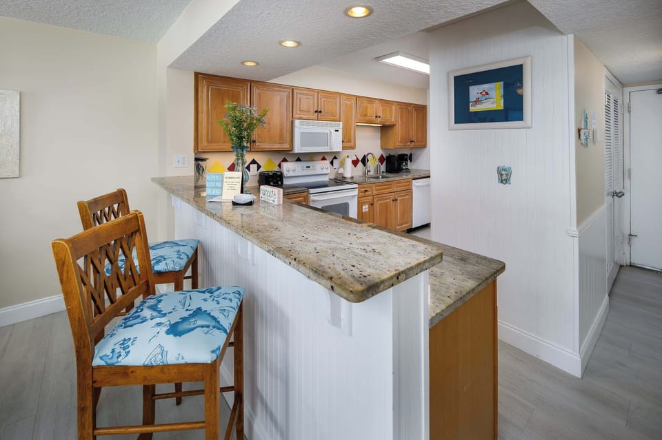 Kitchen with breakfast bar