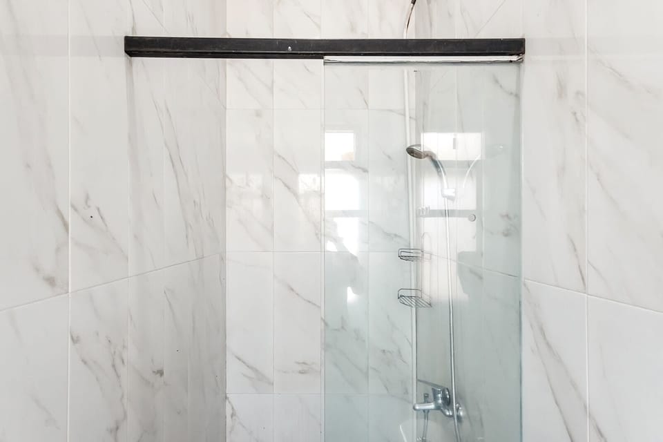 Family Triple Room | Bathroom | Shower, bidet, towels