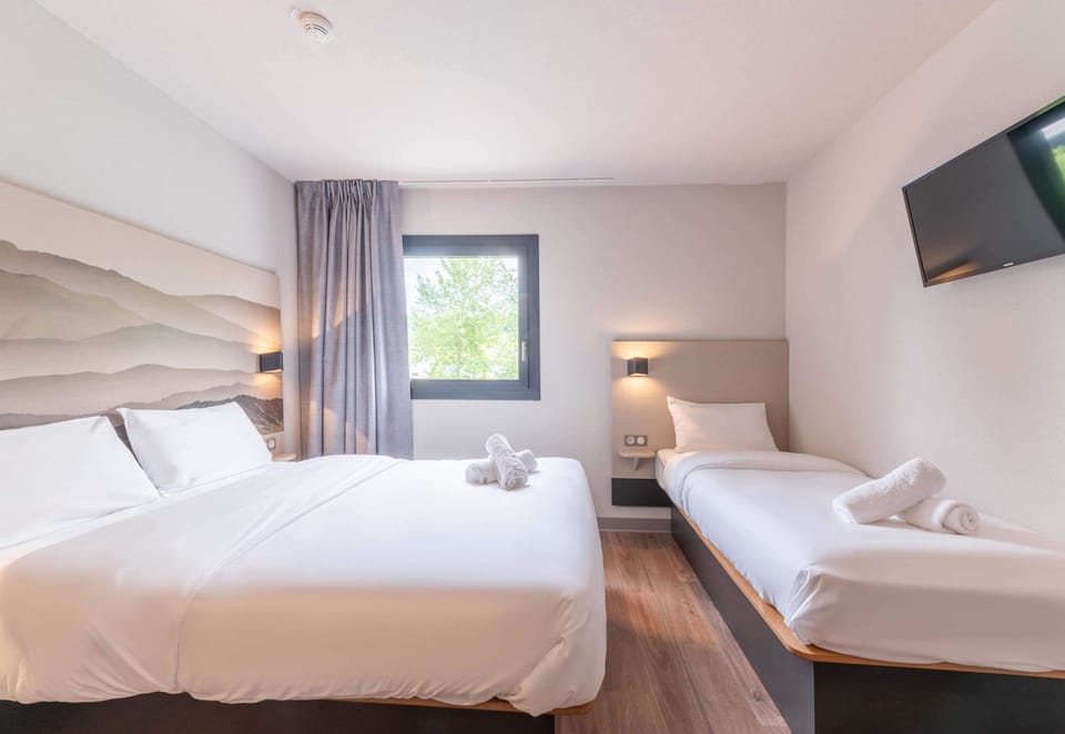 Triple Room | Desk, laptop workspace, blackout drapes, free cribs/infant beds