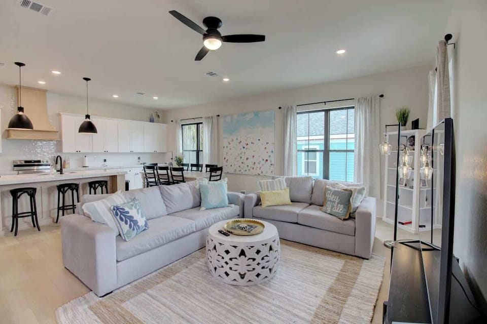 Spacious and bright living room with easy access to the kitchen.