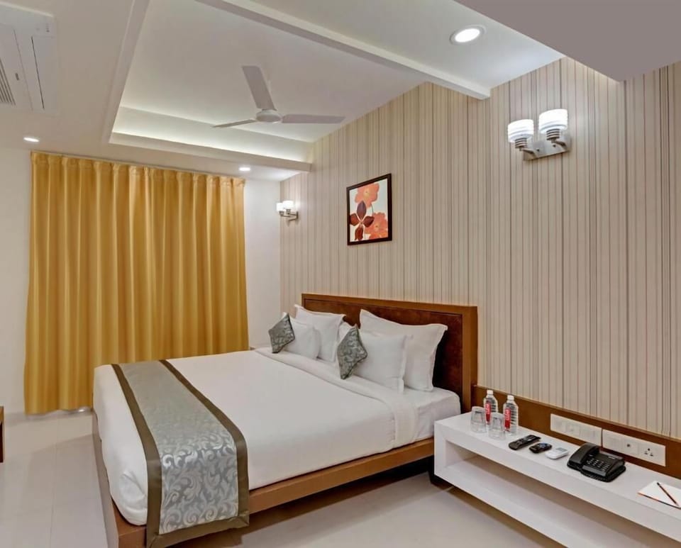 Deluxe Room | Minibar, in-room safe, soundproofing, iron/ironing board