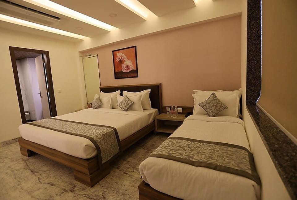 Deluxe Room | Minibar, in-room safe, soundproofing, iron/ironing board