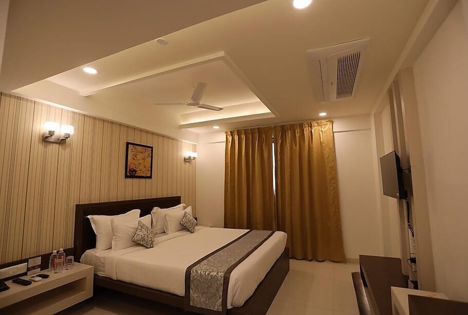 Deluxe Room | Minibar, in-room safe, soundproofing, iron/ironing board