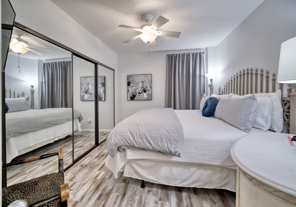 Summer House 805A. 3 Bedroom 2 bathroom, sleeps 10. Managed by Island Rentals.