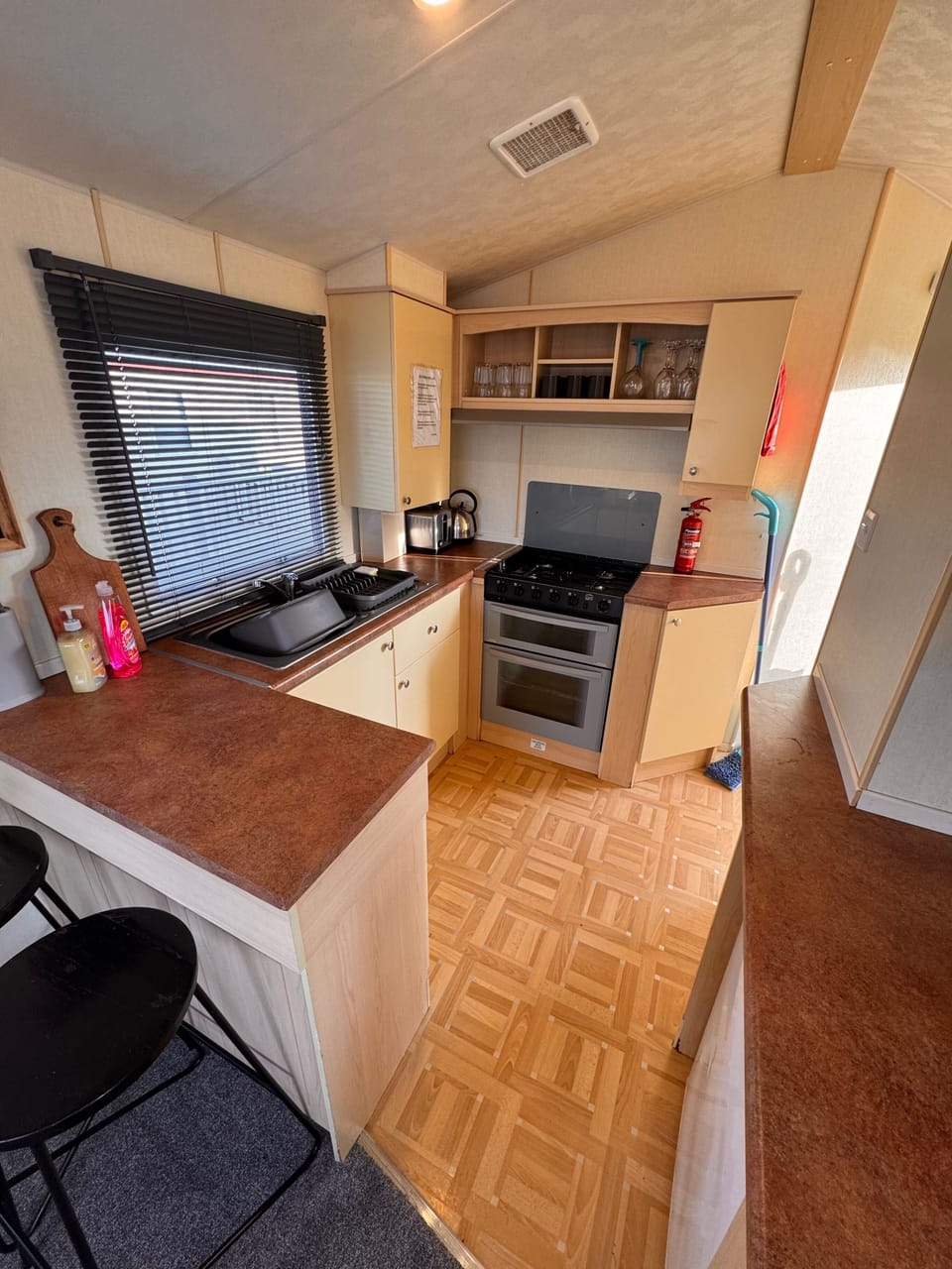 Chalet | Private kitchen | Fridge, microwave, oven, stovetop