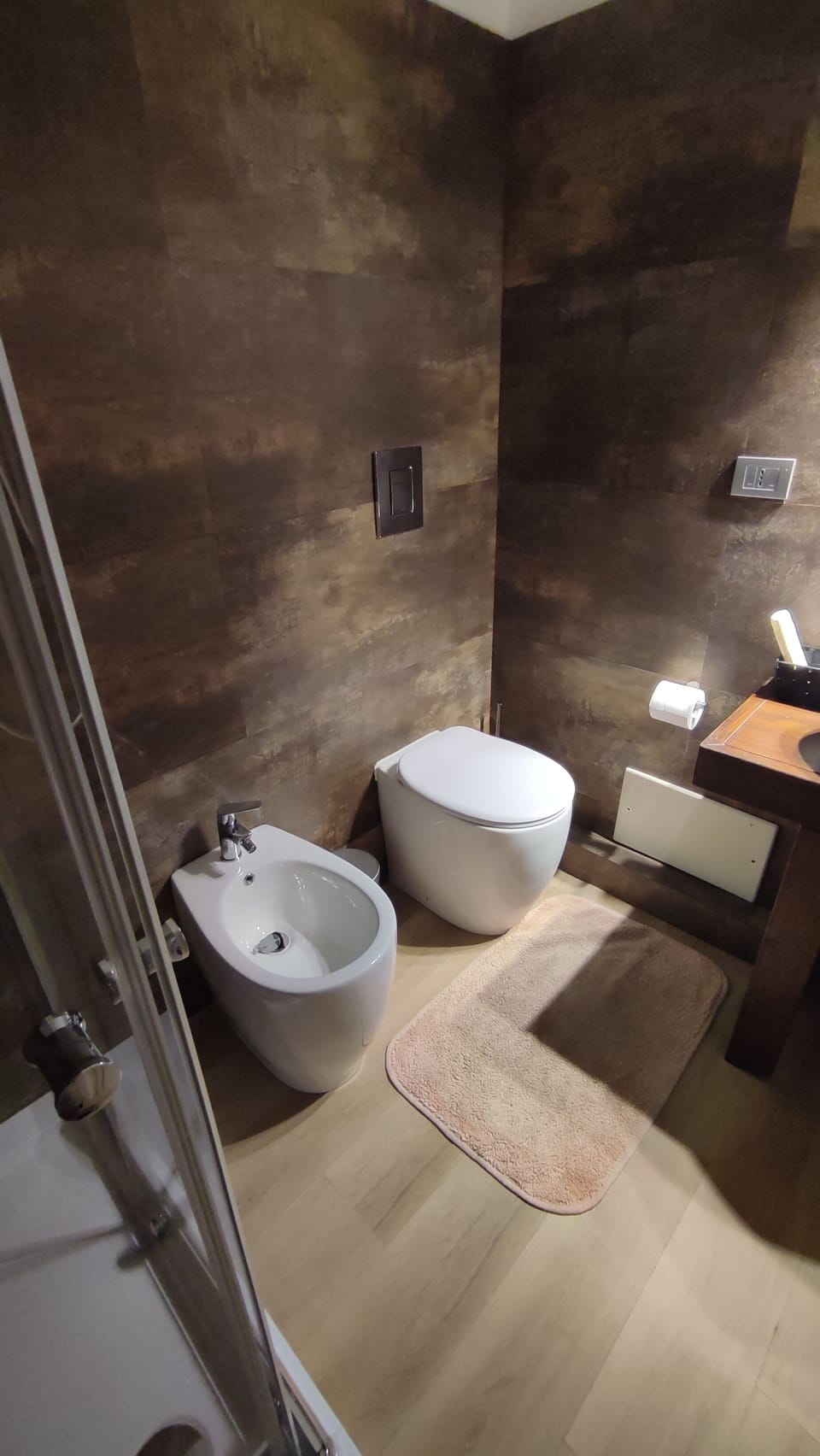 Deluxe Room | Down comforters, pillowtop beds, minibar, in-room safe