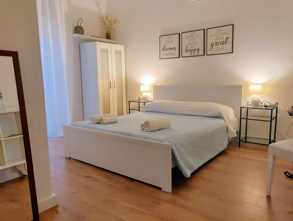 Deluxe Room | Down comforters, pillowtop beds, minibar, in-room safe
