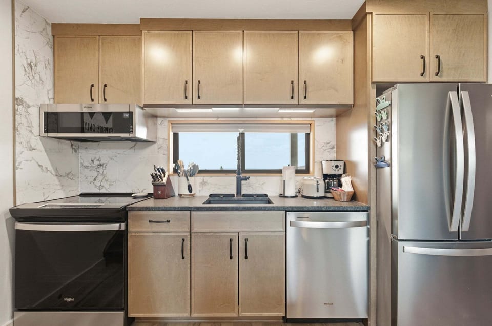 Condo, 1 Bedroom | Private kitchen | Fridge, oven, coffee/tea maker, toaster