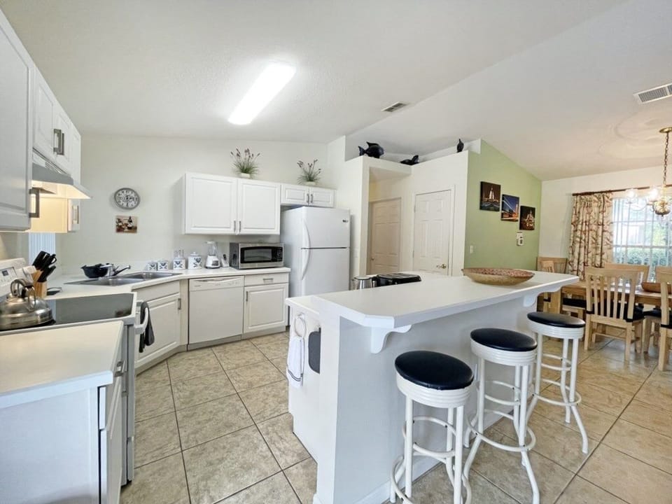 House, 4 Bedrooms | Private kitchen | Toaster, cookware/dishes/utensils