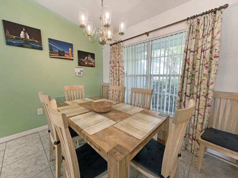 House, 4 Bedrooms | Dining