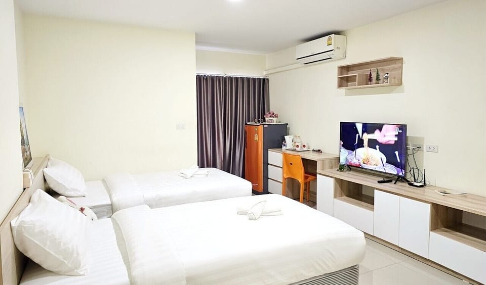 Studio, 2 Single Beds | Desk, laptop workspace, free WiFi, bed sheets