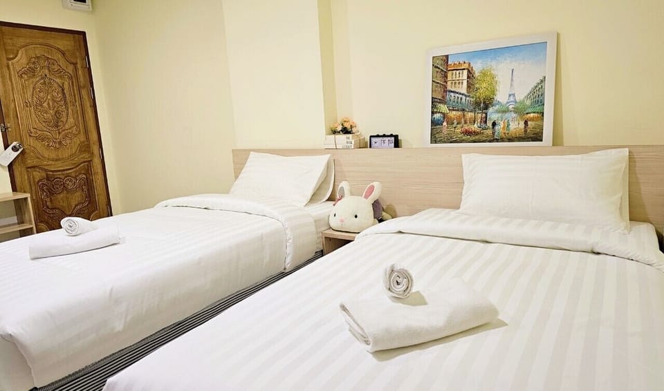 Studio, 2 Single Beds | Desk, laptop workspace, free WiFi, bed sheets