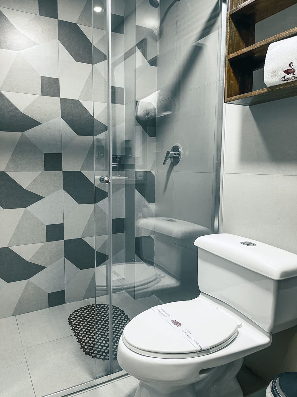 Standard Double Room | Bathroom | Free toiletries, towels