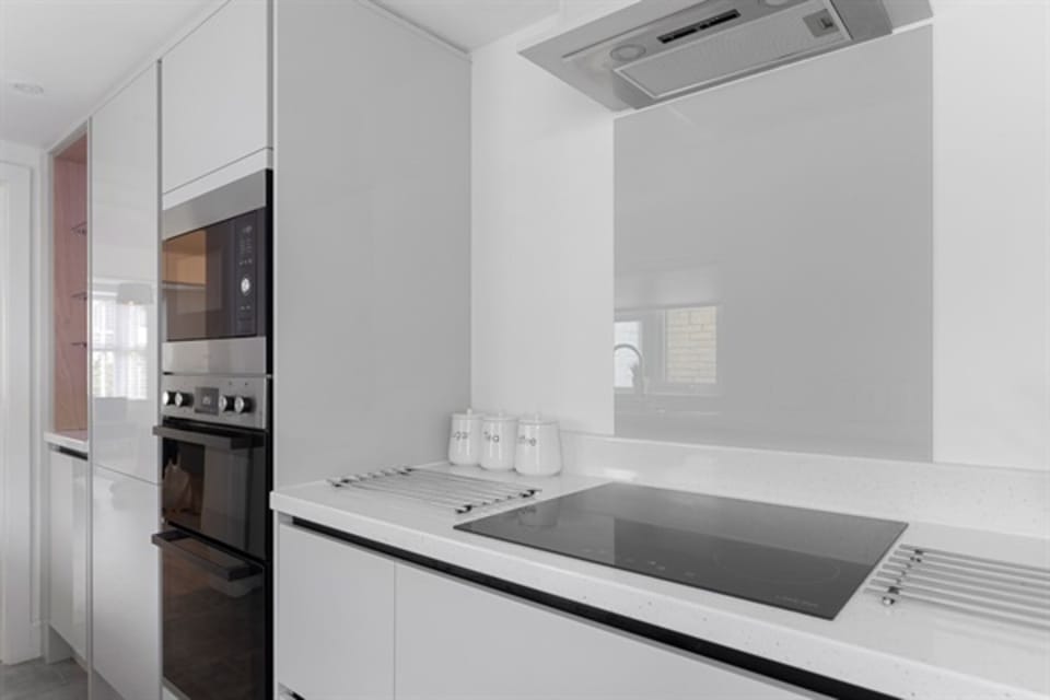 An easy kitchen to use, fully equipped and all new appliances to a high specification.