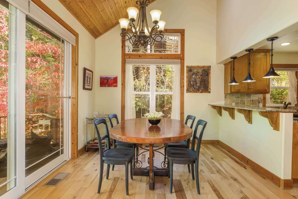 House, Multiple Beds, Patio, Mountain View (Yosemite Insiders) | Dining
