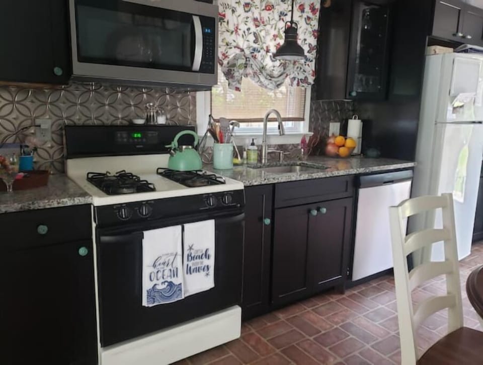 Full kitchen 
