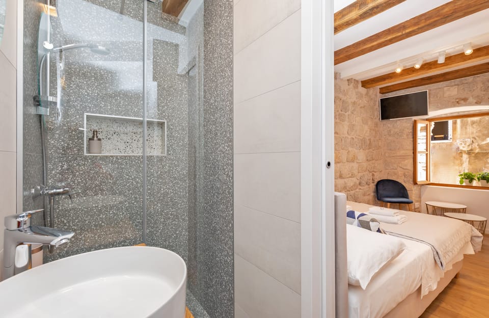 Classic Room | Soundproofing, free WiFi, bed sheets