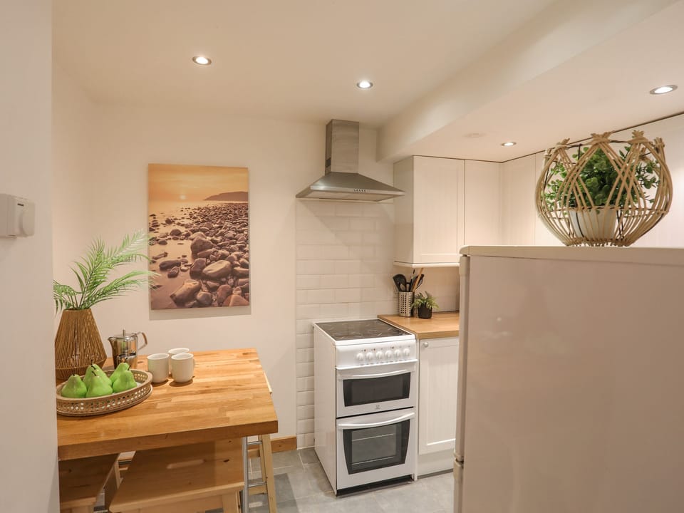 Cottage | Private kitchen | Dishwasher, cookware/dishes/utensils