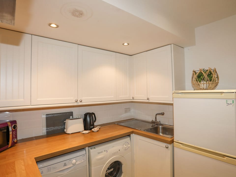 Cottage | Private kitchen | Dishwasher, cookware/dishes/utensils