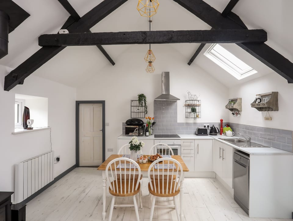 Cottage | Private kitchen | Fridge, dishwasher, electric kettle, toaster