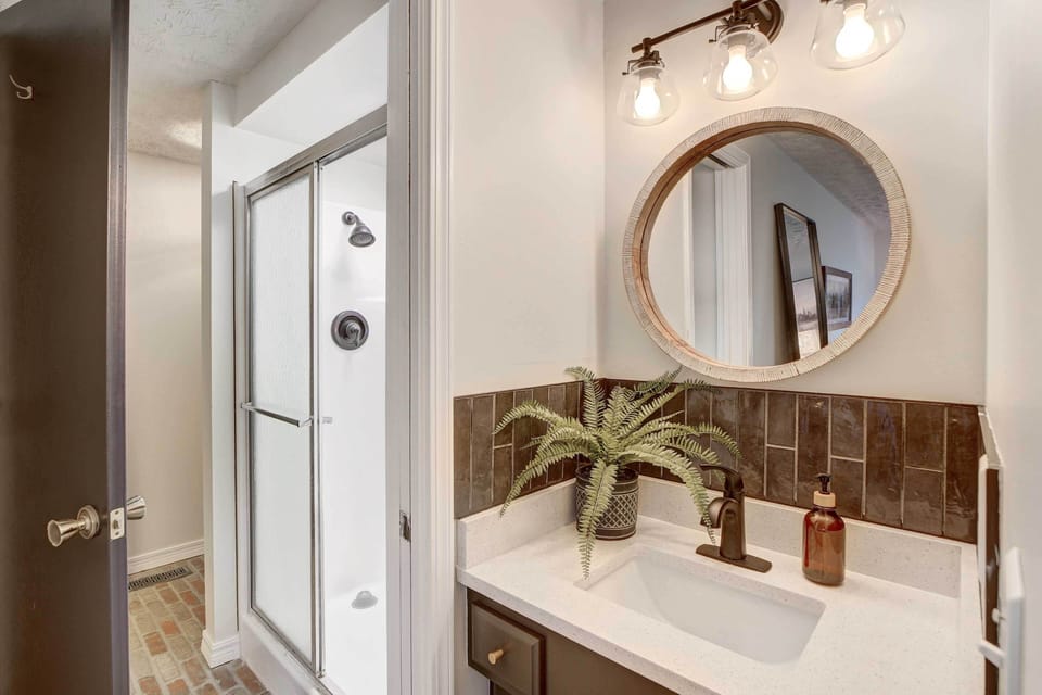 Full Bathroom | Towels Provided | Hair Dryer | Complimentary Toiletries