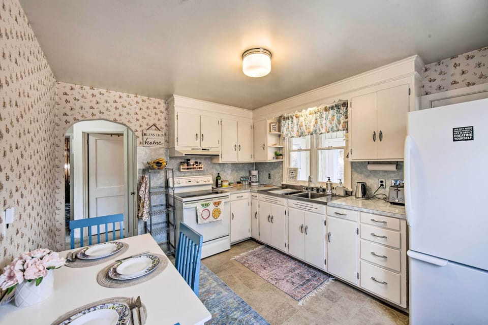Kitchen | 1st Floor | Cooking Basics | Toaster | Complimentary Spices