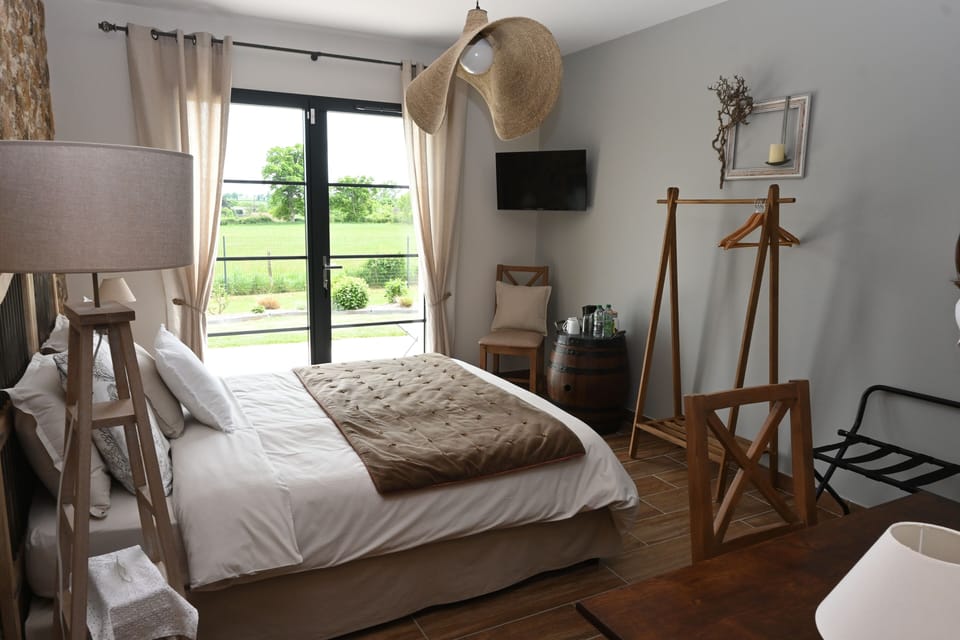 Room (Troncais) | 1 bedroom, individually decorated, individually furnished, desk