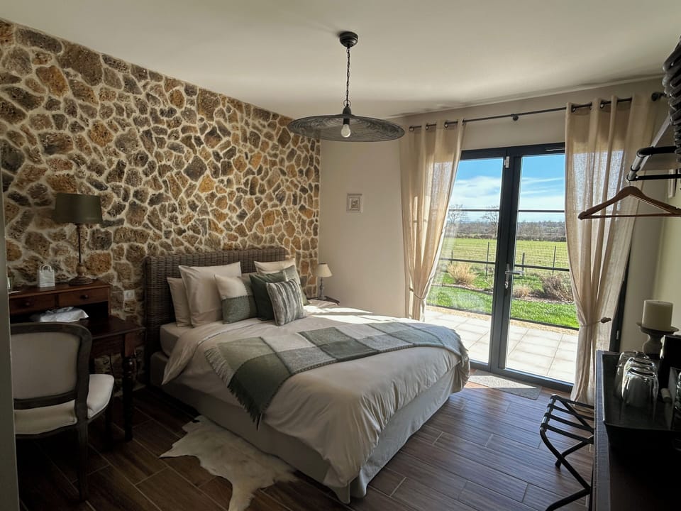 Room (Dreuille) | 1 bedroom, individually decorated, individually furnished, desk