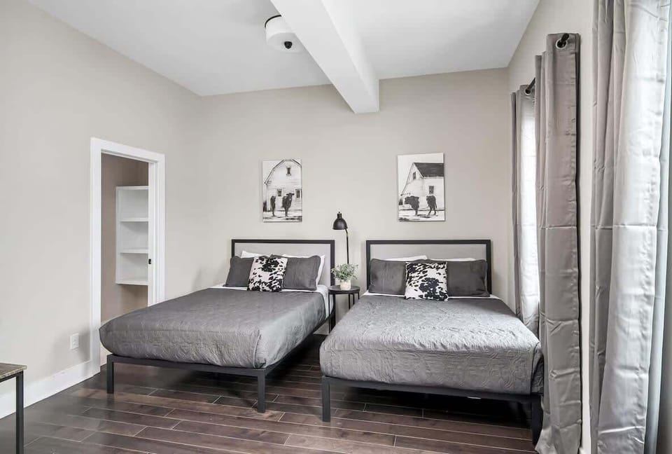 Bedroom 7 - Two full beds
