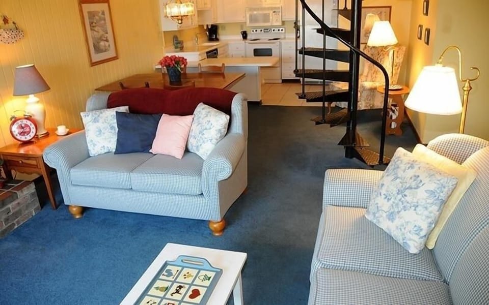 Couch, Furniture, Indoors, Living Room, Lamp
