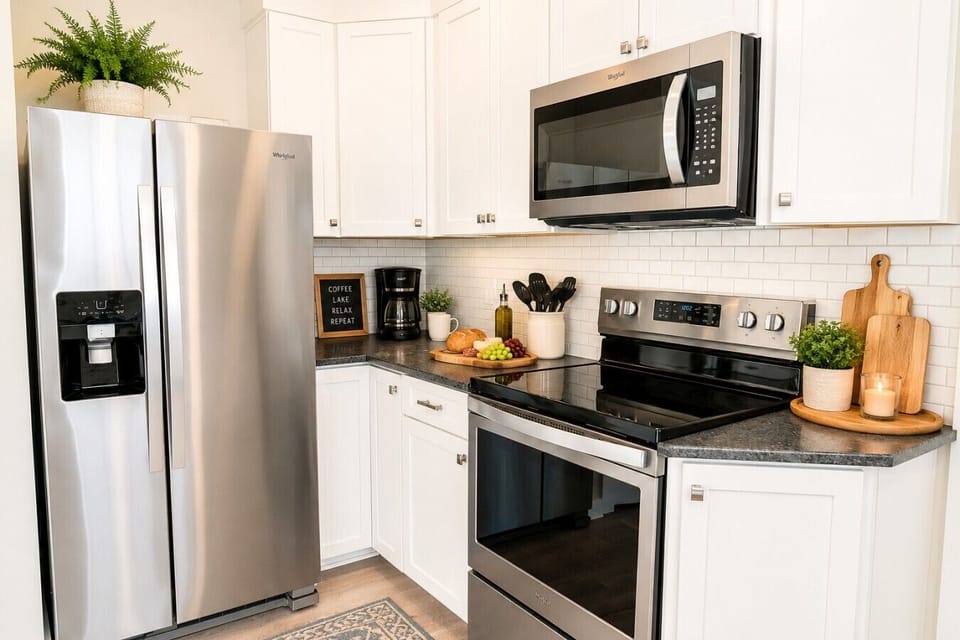 Whether you`re brewing your morning coffee before a day on Lake Norman or preparing dinner after a day of exploring, this fully equipped kitchen has everything you need. Featuring stainless steel appliances, ample counter space, cookware, dishes, utensils