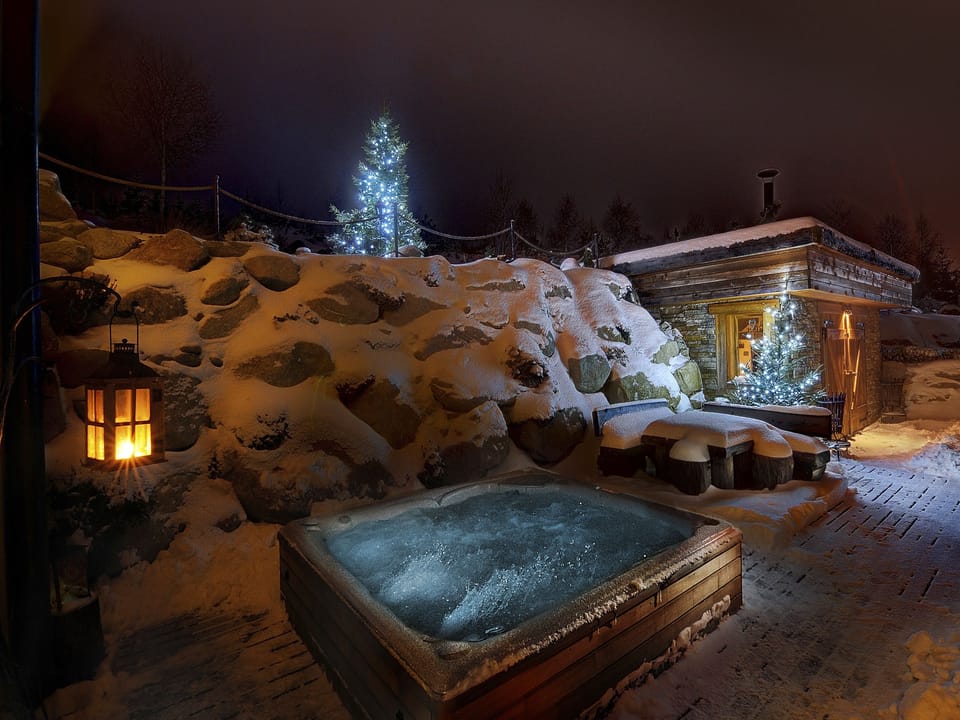 Outdoor spa tub