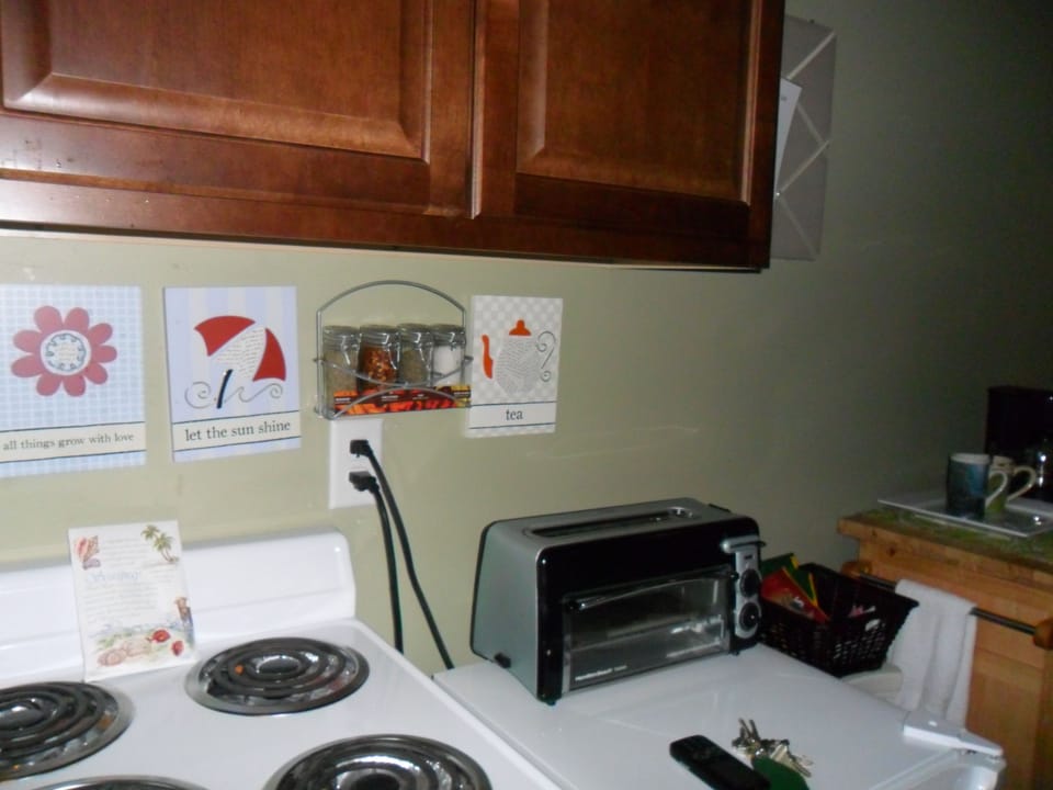 Cottage, 1 King Bed, Jetted Tub | Private kitchenette | Fridge, microwave, coffee/tea maker