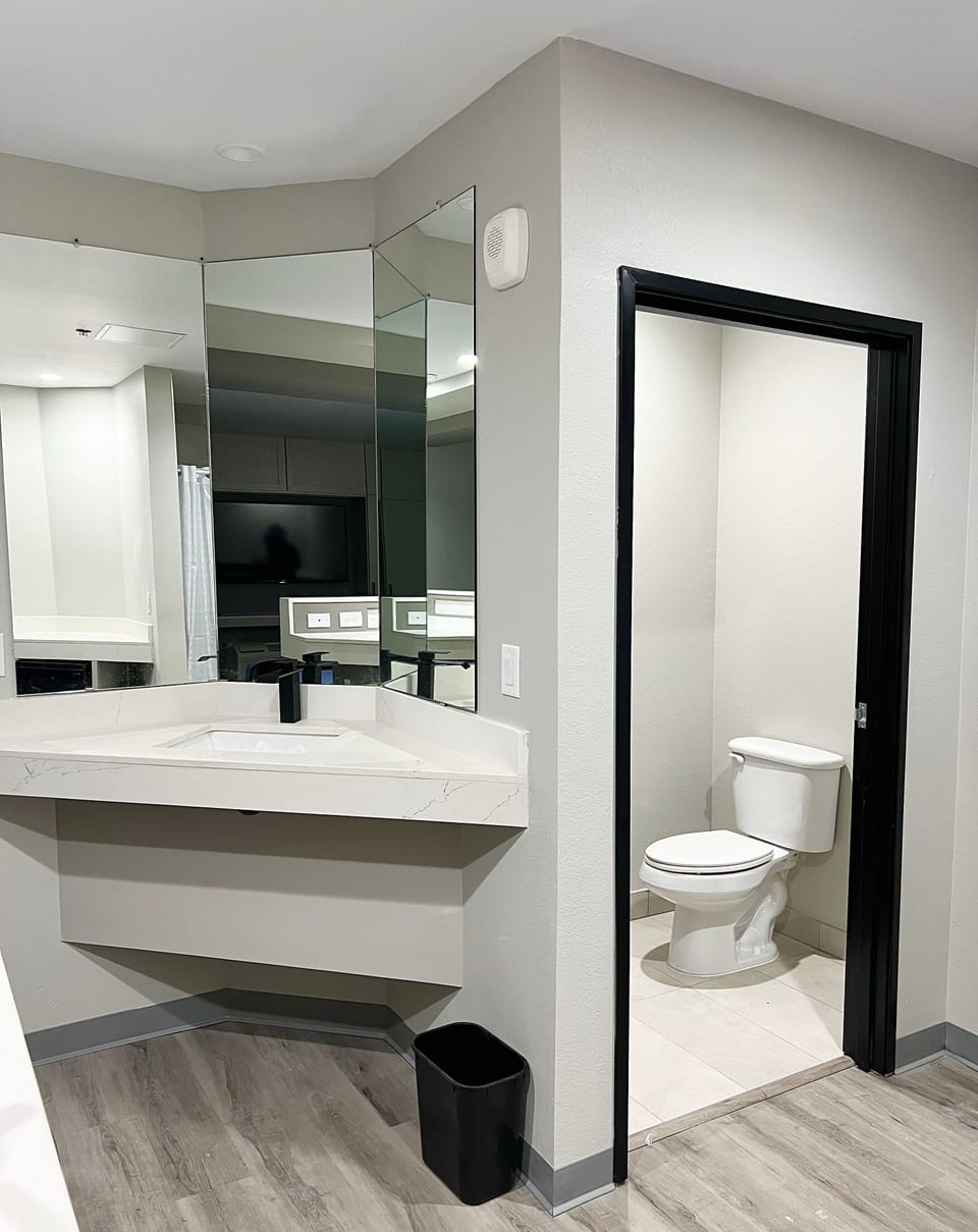 Single Room | Bathroom | Hydromassage showerhead, free toiletries, hair dryer, towels