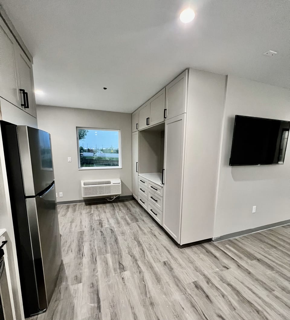 Single Room, Kitchenette | Desk, laptop workspace, WiFi (free), bed sheets