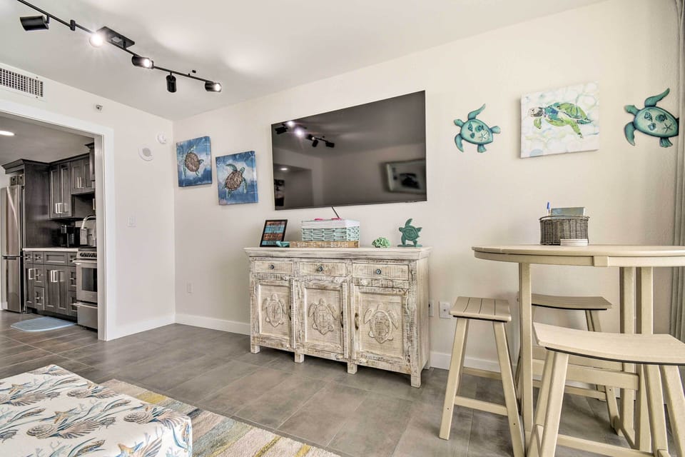 Dining Area | Dishware & Flatware Provided | Central Air Conditioning & Heating