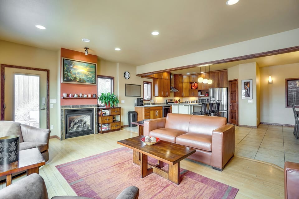 Living Room | Smart TV | Books | Home Speaker System