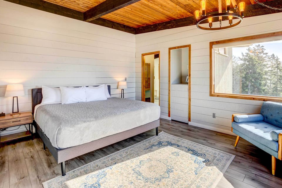 Bedroom 1 | King Bed | Linens Provided
