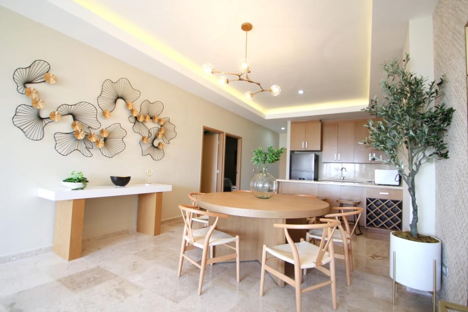 Stunning Marina Condo with Pool, Gym and Restaurant (106)