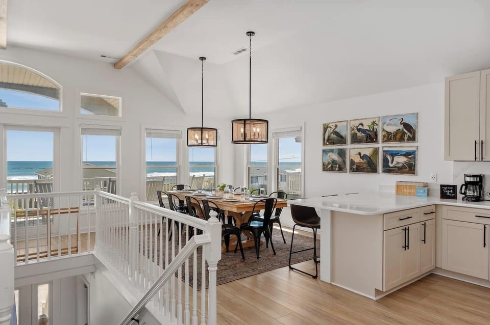 ️ Bright, airy, and unforgettable—gather around the table and savor the coastal scenery. 
(Seating for 10 people)