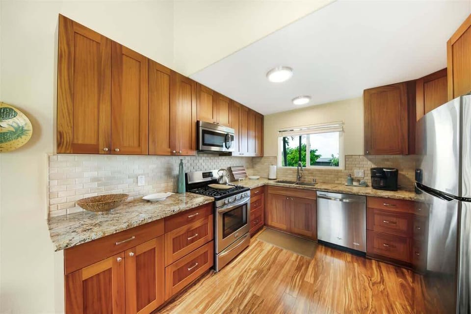 Large kithen with cabinet space to spare.
