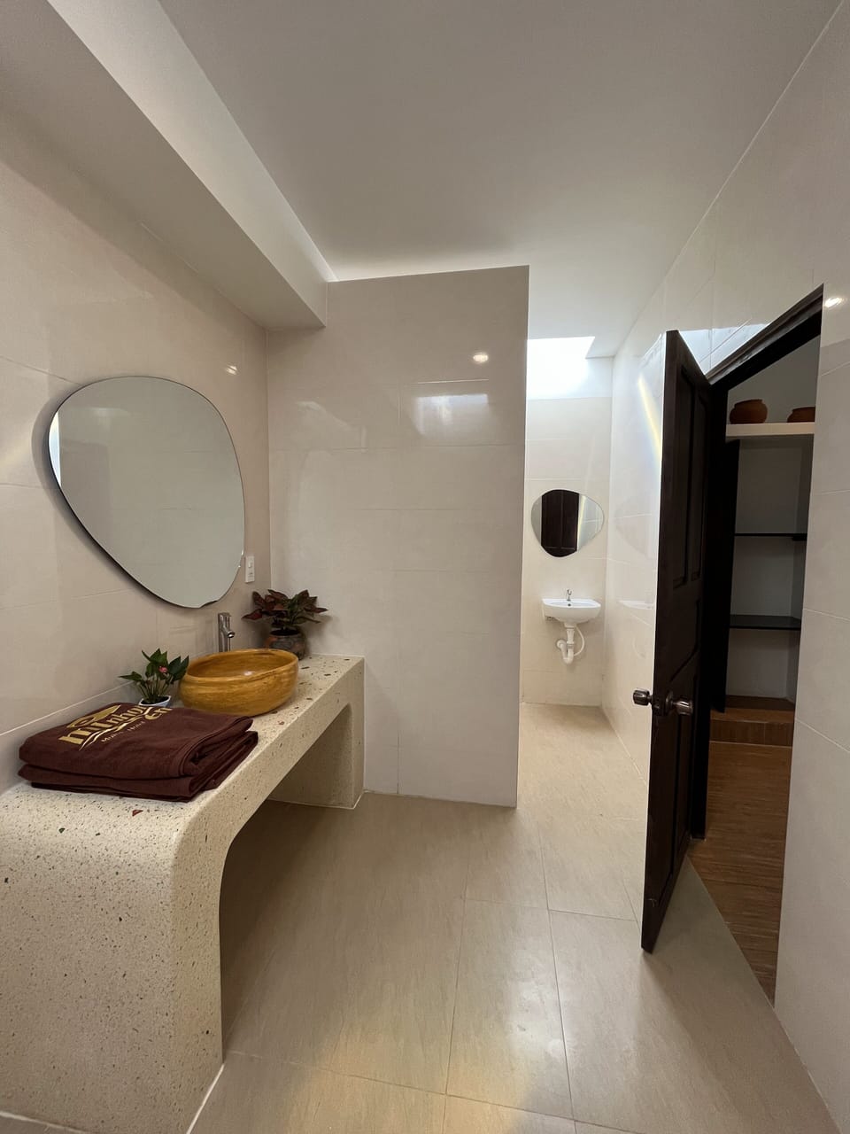 Superior Quadruple Room | Bathroom | Slippers