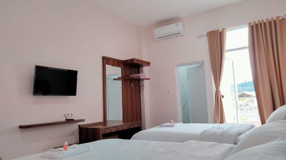 Desk, soundproofing, free WiFi, bed sheets