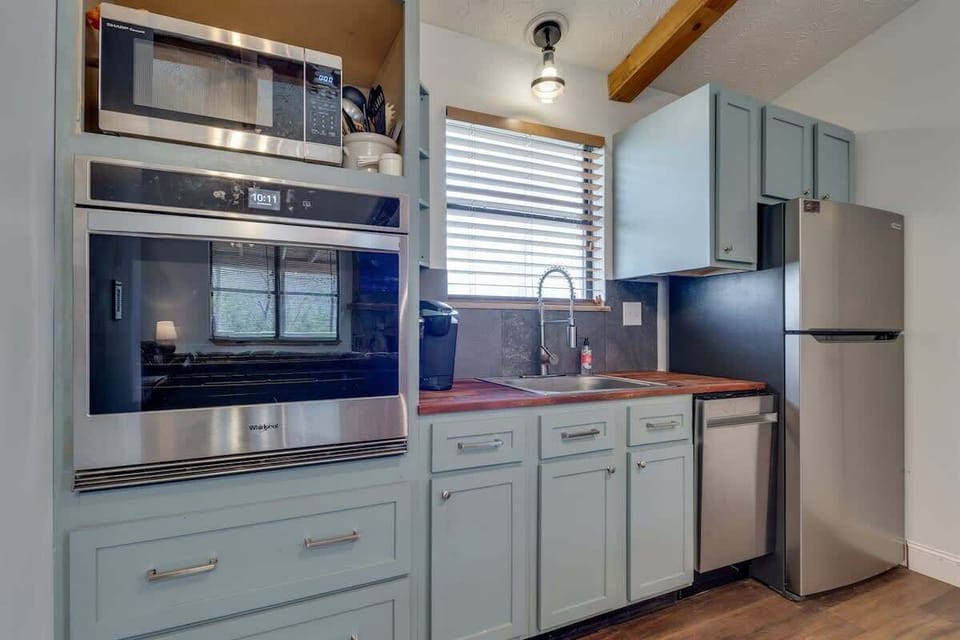 Everything you need to cook is here, plus shiny stainless steel appliances.