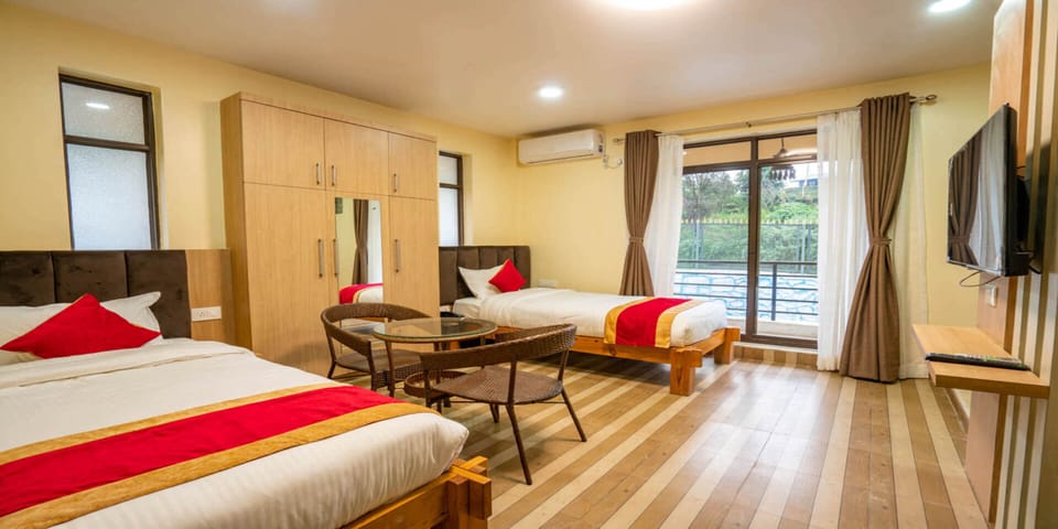 Suite | Free WiFi, bed sheets