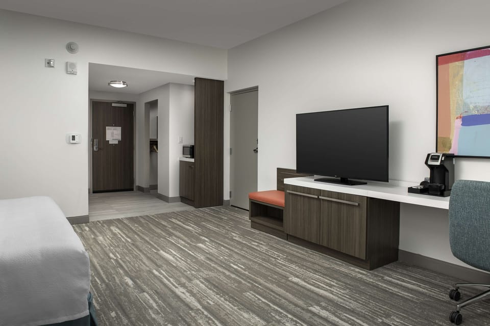 Hypo-allergenic bedding, in-room safe, desk, laptop workspace