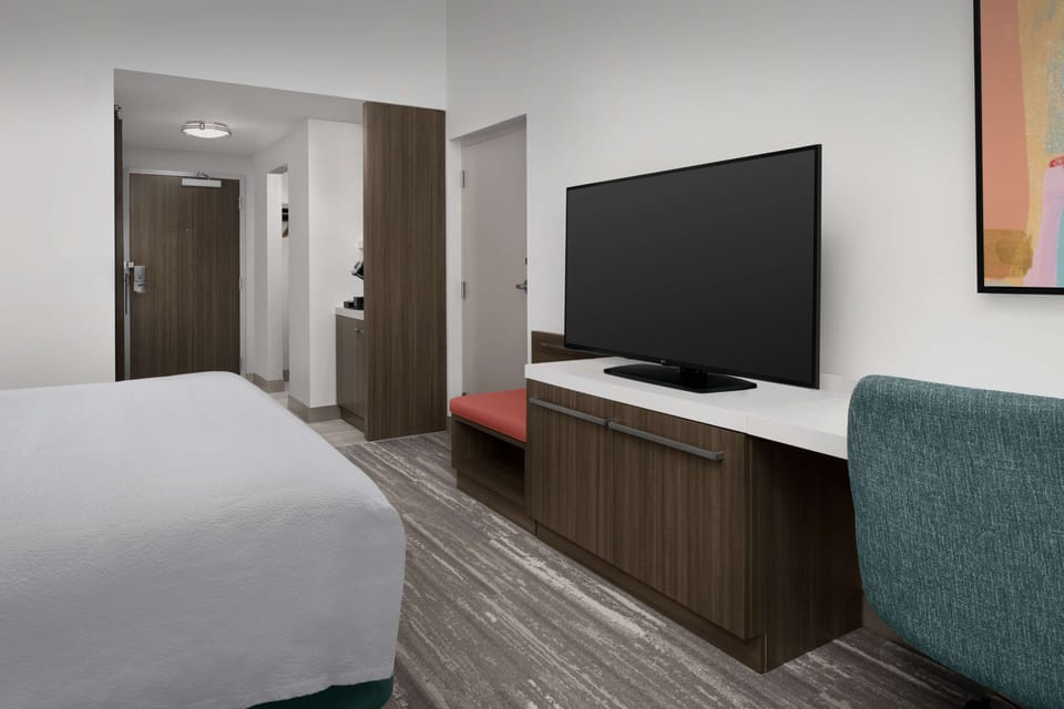 Hypo-allergenic bedding, in-room safe, desk, laptop workspace