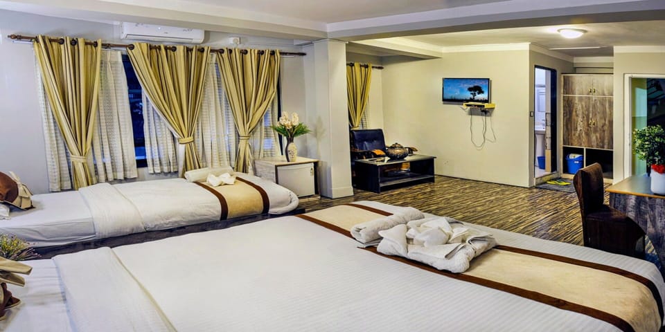 Suite | Pillowtop beds, free WiFi, bed sheets