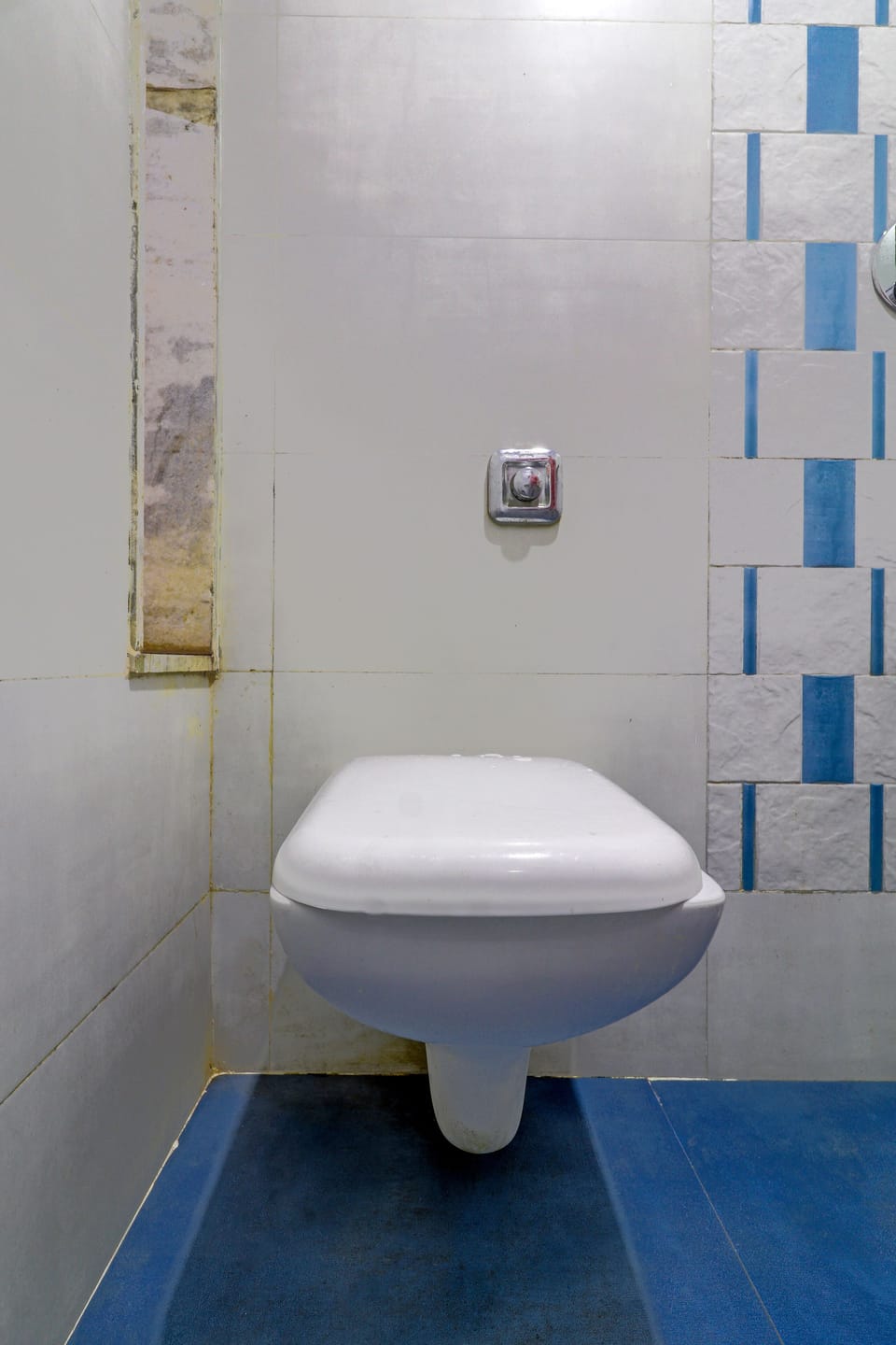 Shower, rainfall showerhead, towels